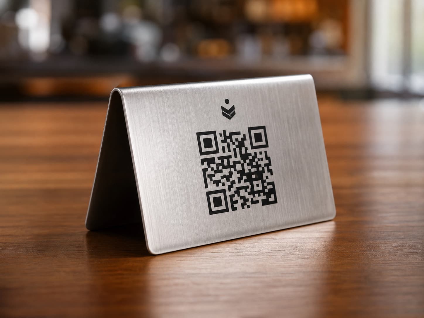 Soporte metálico de sobremesa con código QR para restaurante